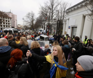 Zarzucili ambasadę gratami. Niecodzienna akcja na Belwederskiej