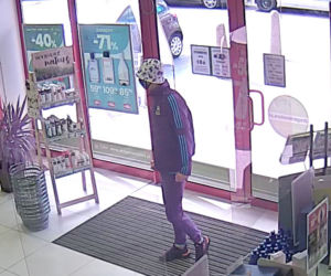 Wykorzystał moment nieuwagi i ukradł drogie perfumy! Szuka go policja z Bydgoszczy