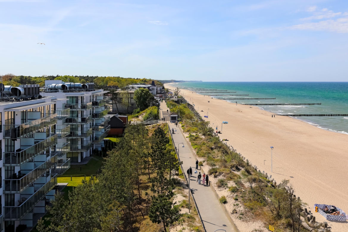 Zaśmiecanie plaży – kara do 500 zł za pozostawianie odpadów lub zanieczyszczanie terenu.
