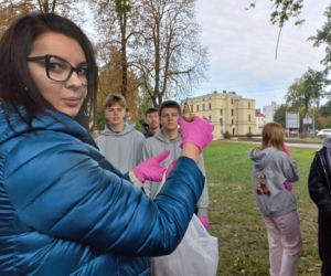 Posadzili kolejne żonkile w Lesznie. W dniu walki z rakiem piersi