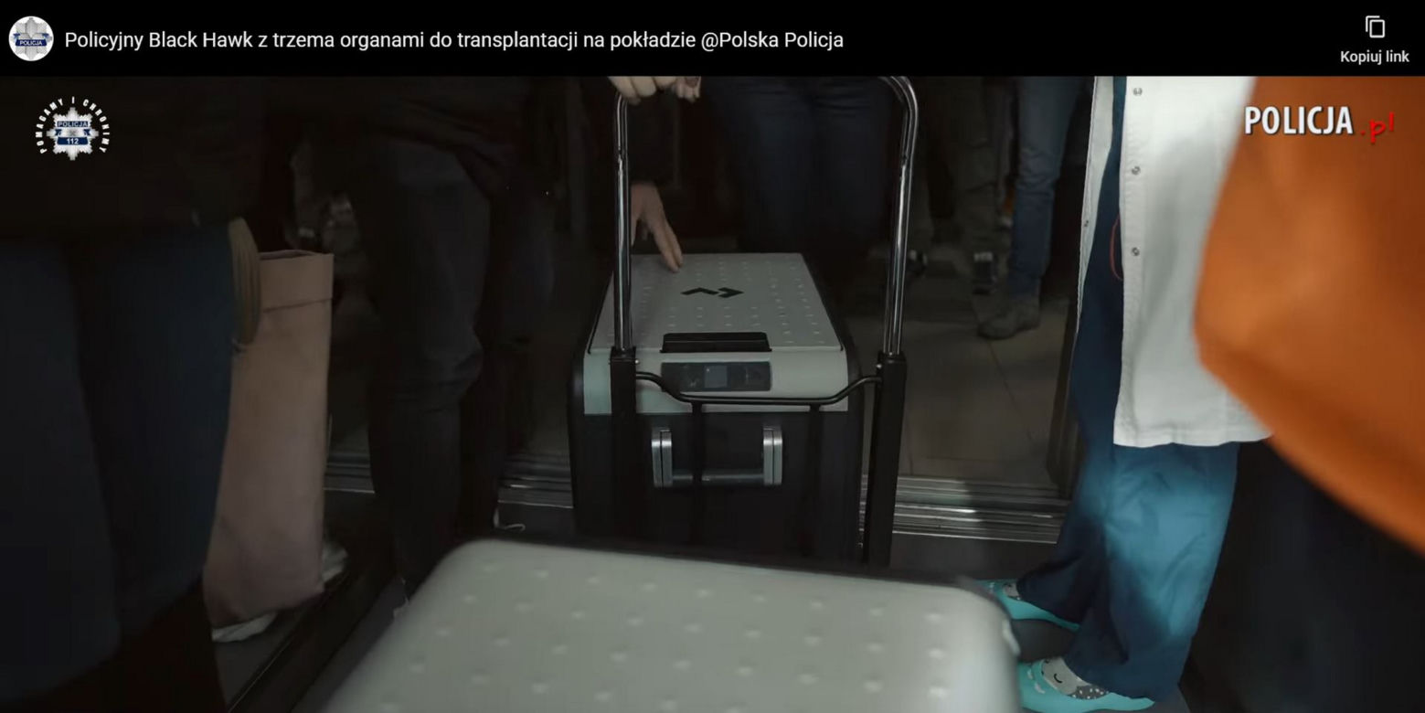Policyjny Black Hawk w akcji. Na pokładzie śmigłowca narządy do przeszczepu