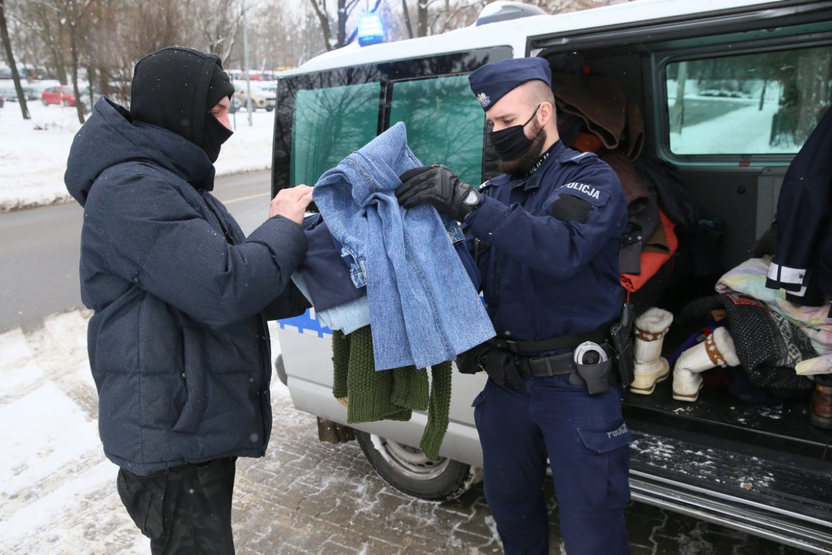 Policjanci ze Śródmieścia ubrali potrzebujących na zimę