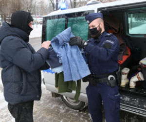 Policjanci ze Śródmieścia ubrali potrzebujących na zimę