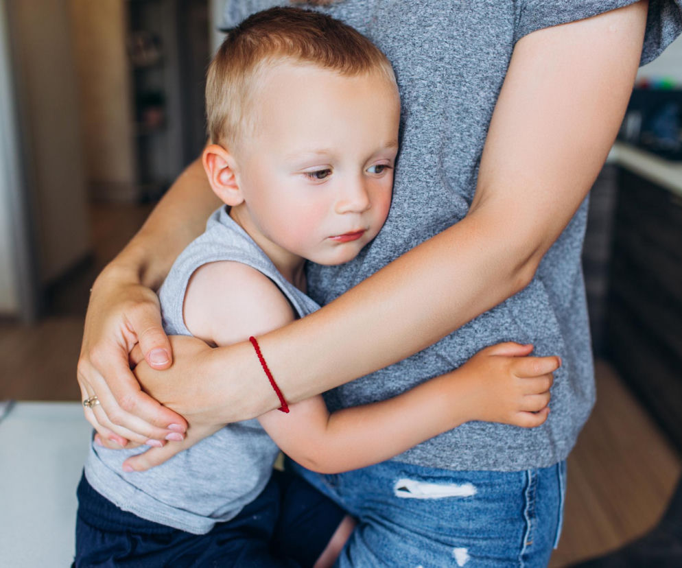 Twój przedszkolak dziwnie się zachowuje? Te objawy wskazują, że może być zestresowany