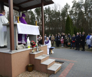 Wizyta na cmentarzu i łzy na mszy świętej. Ewa Krawczyk w pierwszą rocznicę śmierci męża