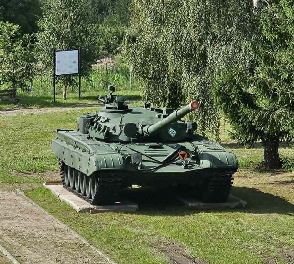 Muzeum w Orzyszu z pancernym wzmocnieniem. Czołg T-72 stanął na placu jako nowy eksponat