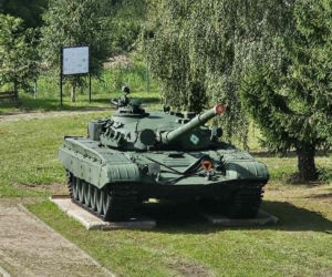 Muzeum w Orzyszu z pancernym wzmocnieniem. Czołg T-72 stanął na placu