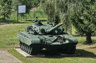 Muzeum w Orzyszu z pancernym wzmocnieniem. Czołg T-72 stanął na placu jako nowy eksponat