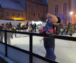 Tłumy na otwarciu lodowiska we Wschowie