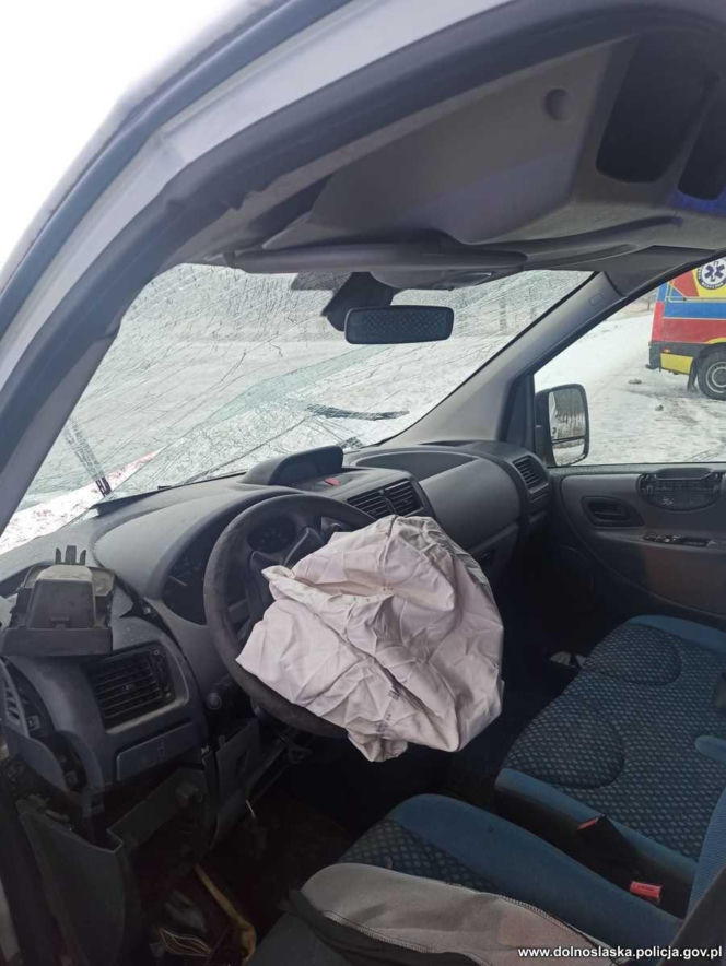 Roztrzaskał dostawczaka na drzewie. Gdy policjanci zajrzeli do bagażnika, zamarli