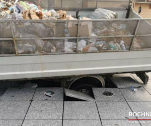 Bochnia. Dostawczak zniszczył nową fontannę na rynku [ZDJĘCIA]