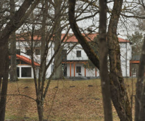 Pałac nad jeziorem czeka na Kaczyńską