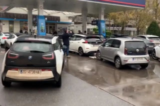 Ten protest odbił się głośnym echem. Auta elektryczne zablokowały stację benzynową! - WIDEO