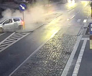 Szalony rajd ulicami Olsztyna! 30-latek huknął w autobus, a później rozbił przed komendą policji [ZDJĘCIA]