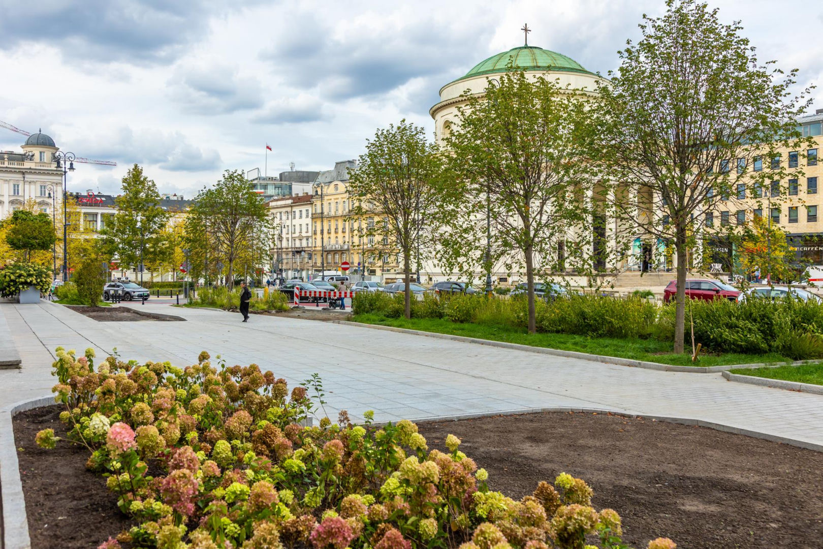Zieleniec w miejscu parkingu na Placu Trzech Krzyży w Warszawie