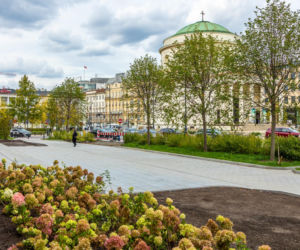 Zieleniec w miejscu parkingu na Placu Trzech Krzyży w Warszawie