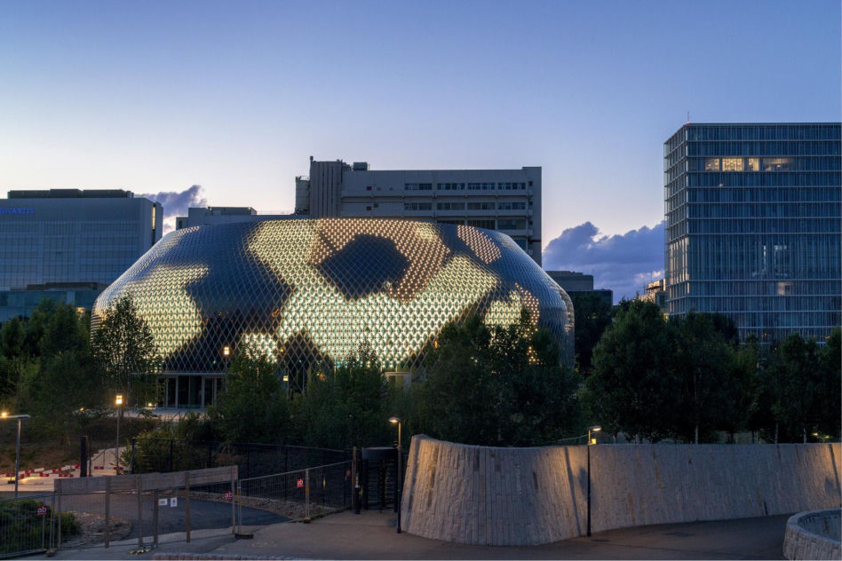 Medialna fasada fotowoltaiczna. Novartis, Bazylea, proj. Michele de Lucchi (ADML Circle) i Blaser Architekten