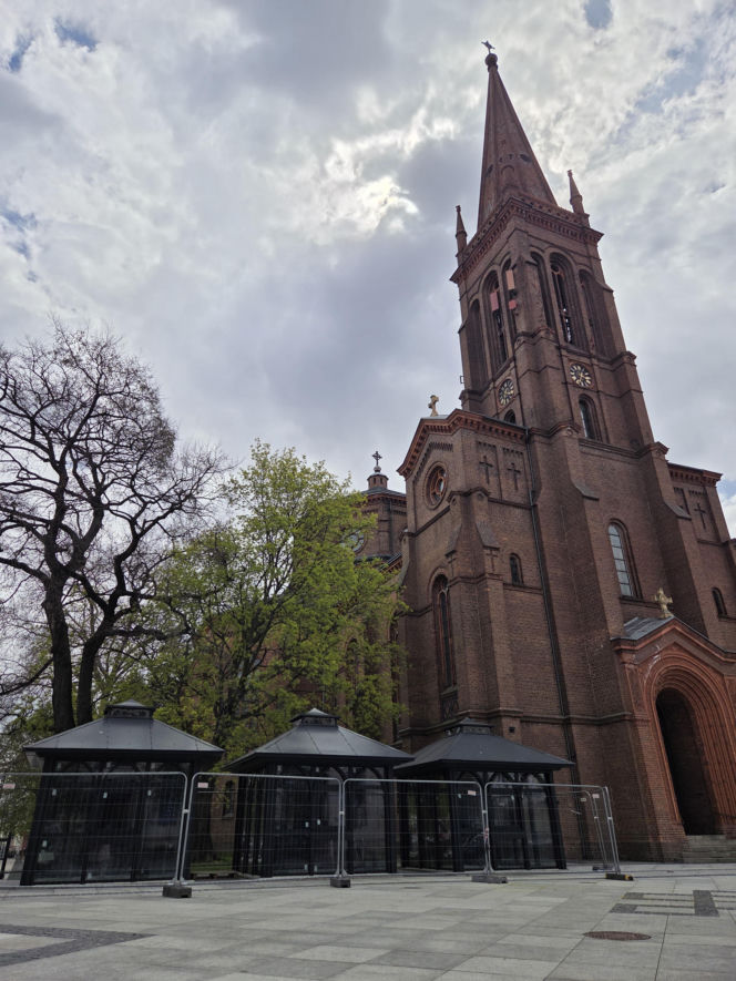 Nowe oblicze placu Wolności. Kwiaciarnie już zamontowane, koniec prac coraz bliżej
