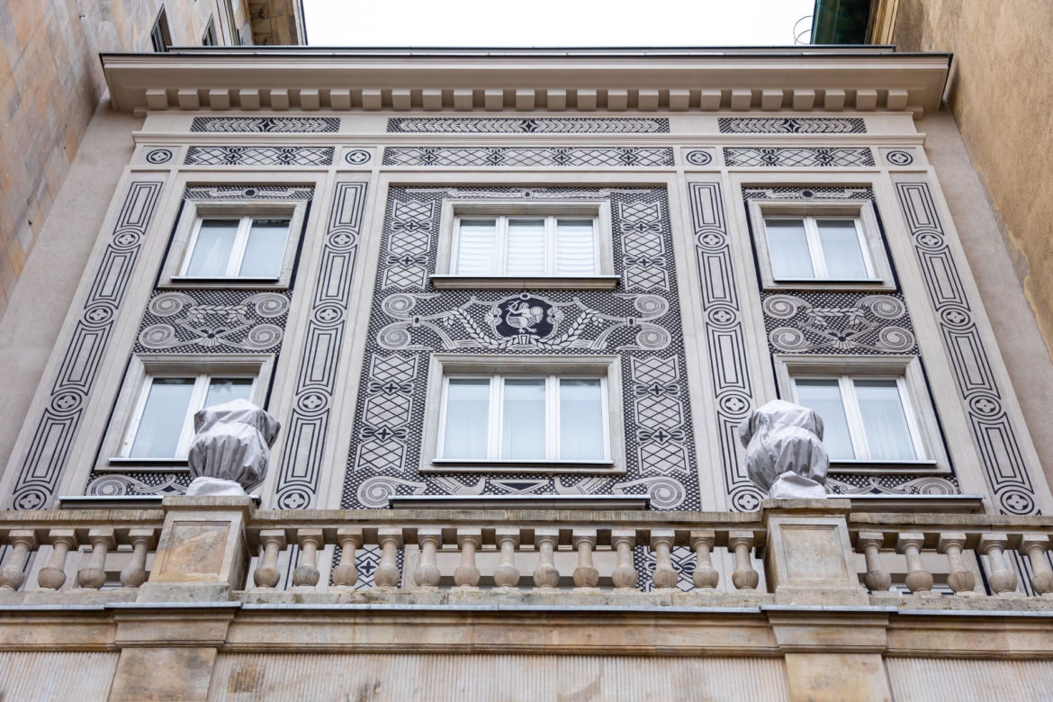 Nowe życie sgraffito. Zobacz odrestaurowane cztery warszawskie sgraffiti 