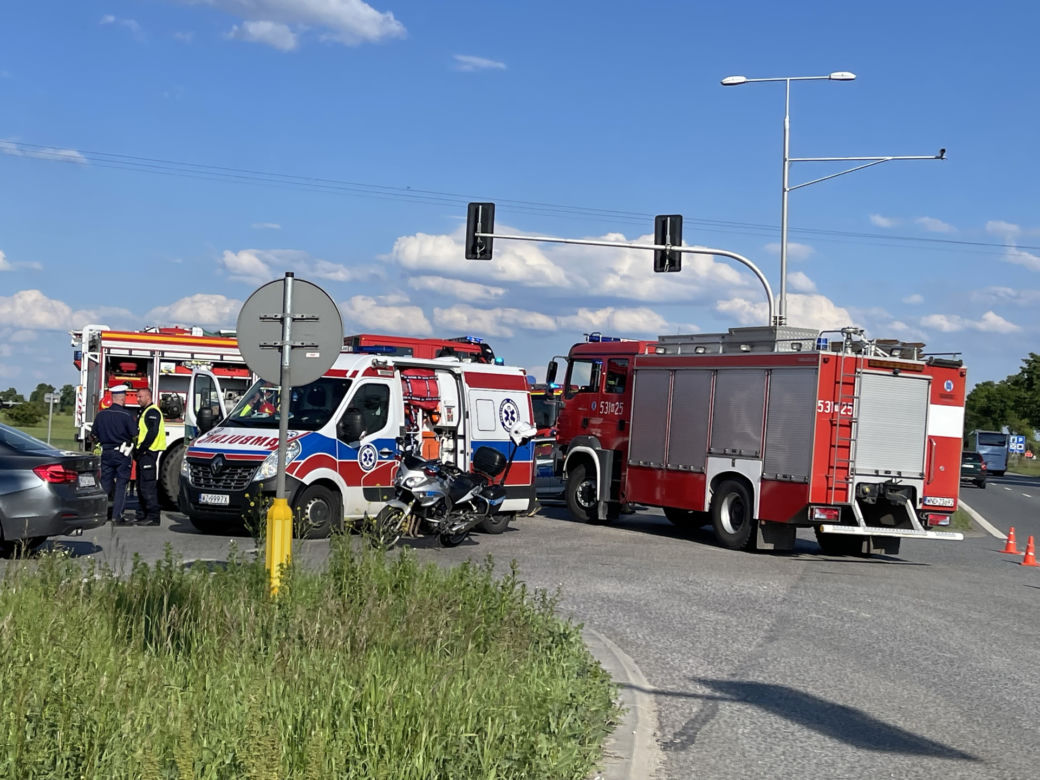 Roztrzaskał się motocyklem o osobówkę. 43-latek trafił do szpitala