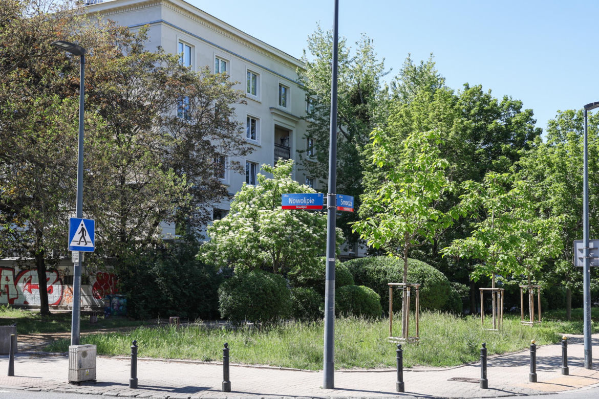 Warszawa dawniej i dziś. Kiedyś stał tu luksusowy gmach i tętniło życie. Niezwykłe losy kamienicy przy Nowolipiu 64