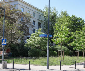 Warszawa dawniej i dziś. Kiedyś stał tu luksusowy gmach i tętniło życie. Niezwykłe losy kamienicy przy Nowolipiu 64