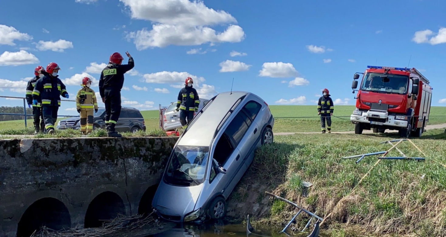 Samochód przebił bariery mostu i wpadł do wody