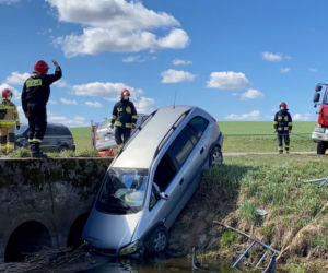 Samochód przebił bariery mostu i wpadł do wody