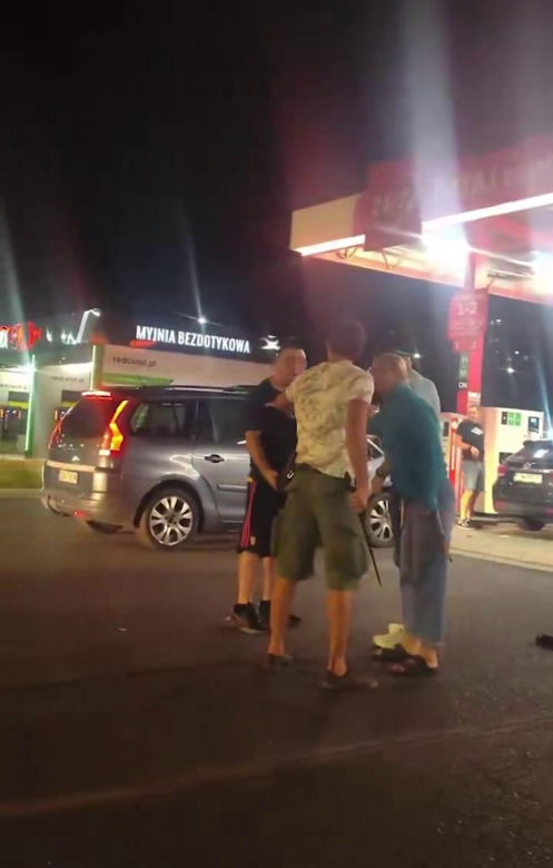 Wepchnął się w kolejkę do tankowania. Chwilę później wybuchła bójka