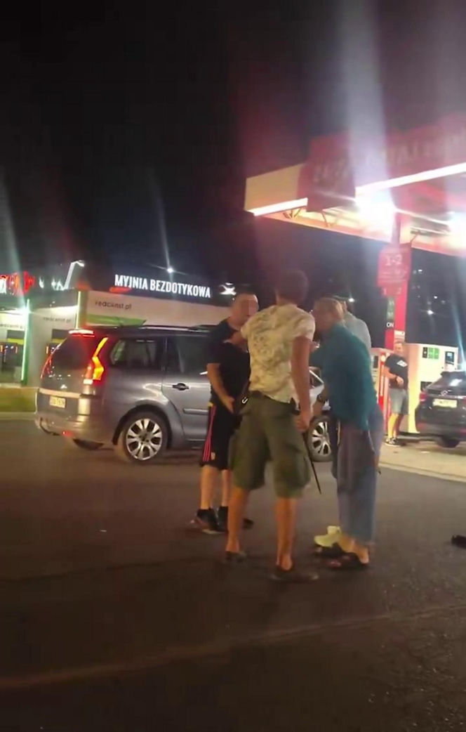 Wepchnął się w kolejkę do tankowania. Chwilę później wybuchła bójka