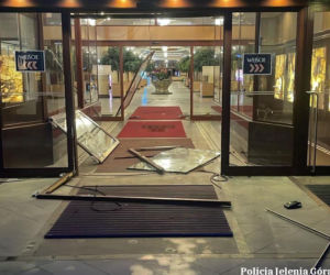 Szokujący rajd Anglika na Dolnym Śląsku. Mazda wbiła się w hotel