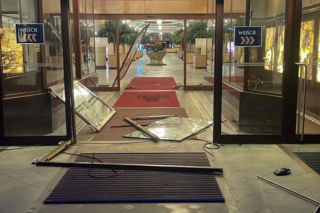 Szokujący rajd Anglika na Dolnym Śląsku. Mazda wbiła się w hotel