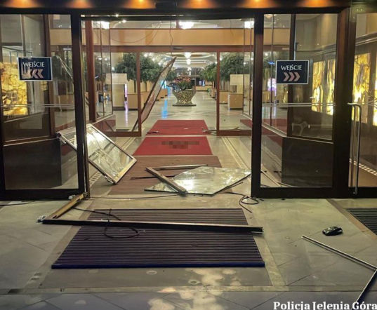 Szokujący rajd Anglika na Dolnym Śląsku. Mazda wbiła się w hotel