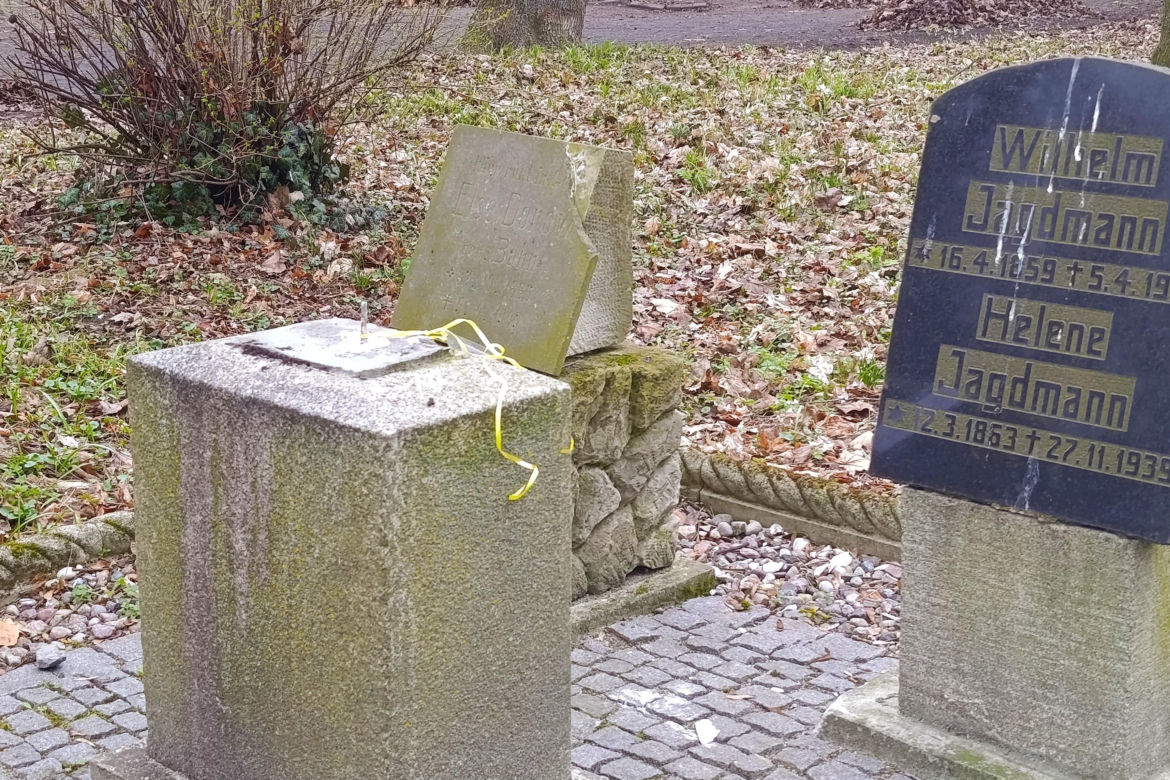 Wandalizm w lapidarium