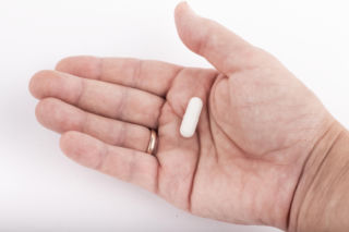 Bierzesz witaminy i czujesz mdłości? Farmaceutka wyjaśnia, dlaczego tak się dzieje