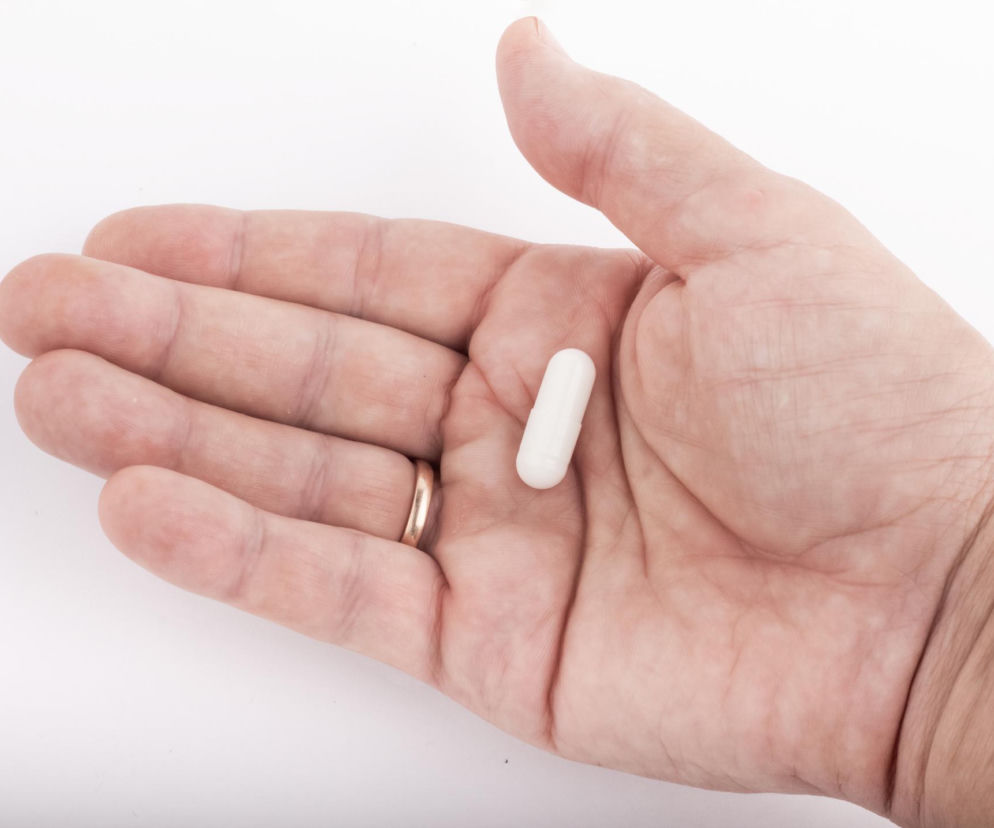 Bierzesz witaminy i czujesz mdłości? Farmaceutka wyjaśnia, dlaczego tak się dzieje