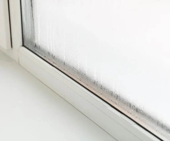 Wypełnij woreczki i połóż na parapecie. Wszyscy domownicy od razu poczują ulgę i zniknie problem zaparowanych szyb. Sposób na wilgoć na oknach 