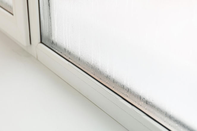 Wypełnij woreczki i połóż na parapecie. Wszyscy domownicy od razu poczują ulgę i zniknie problem zaparowanych szyb. Sposób na wilgoć na oknach 