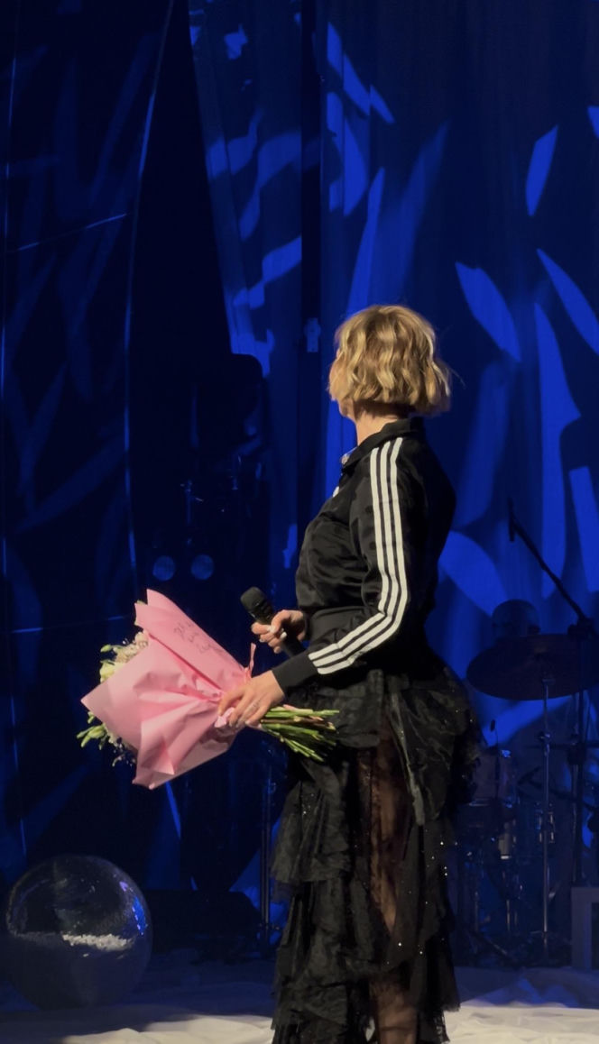 Michał Bajor na koncercie Anny Wyszkoni. Wskoczył do niej na scenę