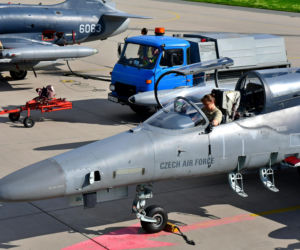 Czeskie samoloty L-159 nie dla Ukrainy. Polityczna burza w Pradze - premier kontra generał
