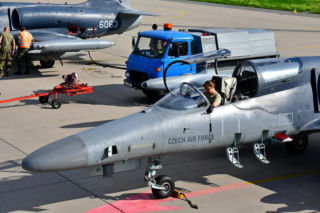 Czeskie samoloty L-159 nie dla Ukrainy. Polityczna burza w Pradze - premier kontra generał