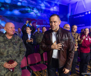 Karol Nawrocki w skórze na gali boksu