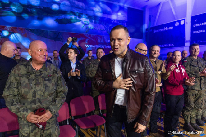 Karol Nawrocki w skórze na gali boksu