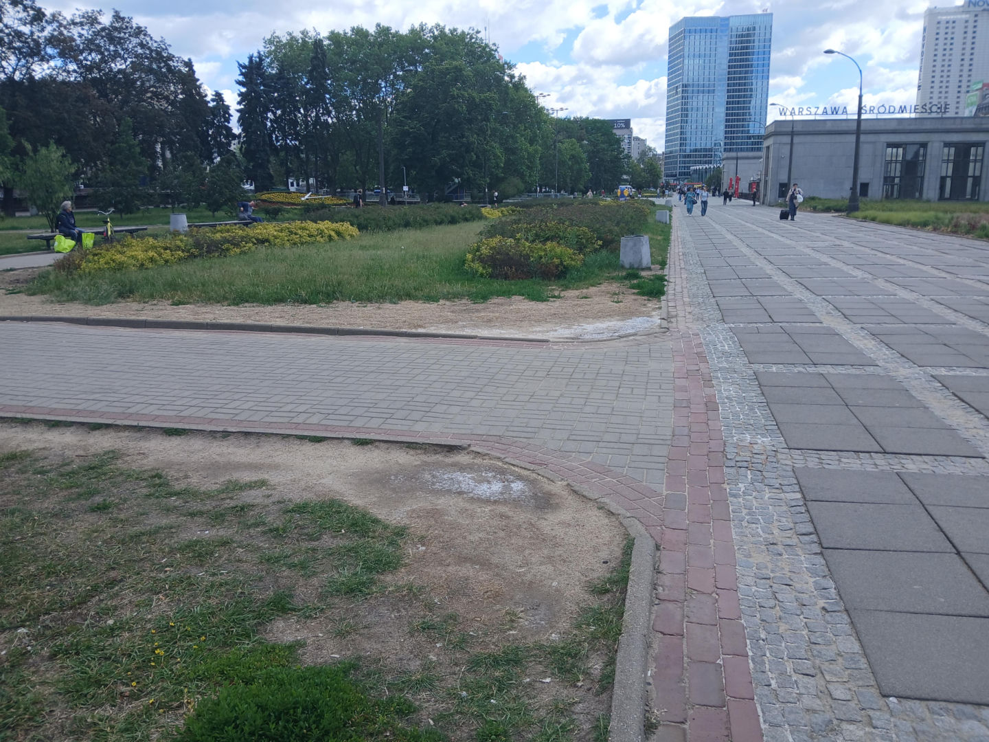 Chodnik łączący Dworzec Centralny i metro Centrum w Warszawie