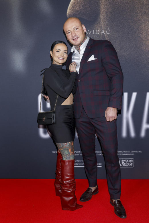 Artur Szpilka z narzeczoną Kamilą Wybrańczyk na premierze filmu "Szpilka"