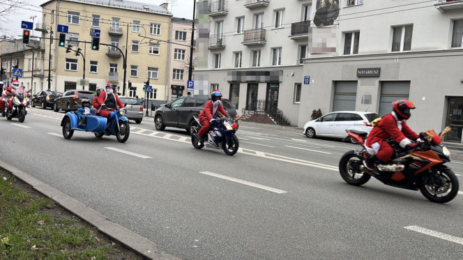 Mikołaje za kierownicą opanowali Lublin. Wyjątkowa akcja dla dzieci ze szpitala