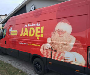 Święty Mikołaj Biedronki odwiedził świętokrzyskie miasto. Zobaczcie co działo się w wiosce przed sklepem