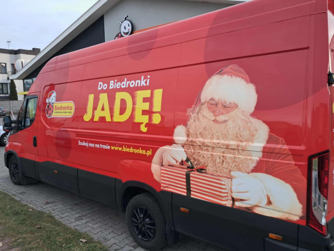 Święty Mikołaj Biedronki odwiedził świętokrzyskie miasto. Zobaczcie co działo się w wiosce przed sklepem