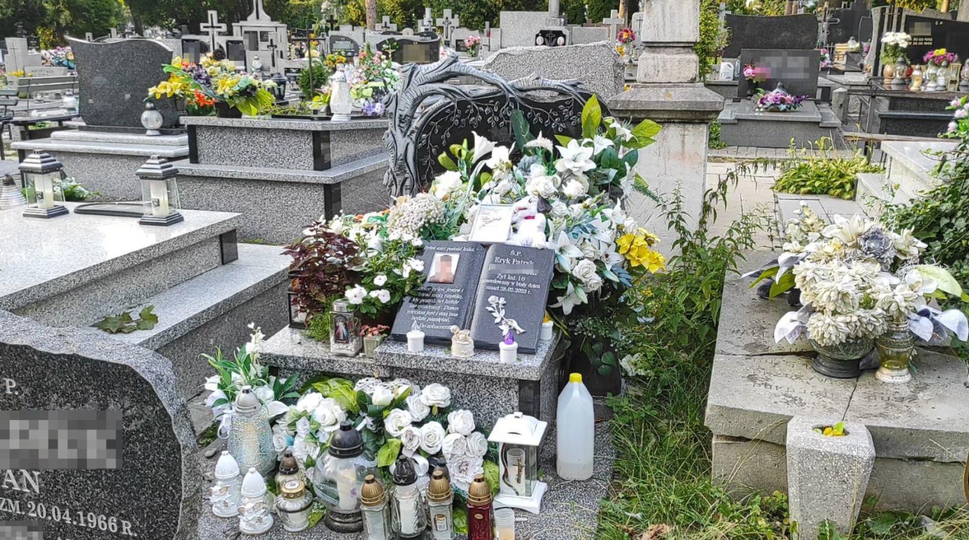 Przerażający napis na grobie 16-letniego Eryka ujawnia, jak zginął. Poruszający widok