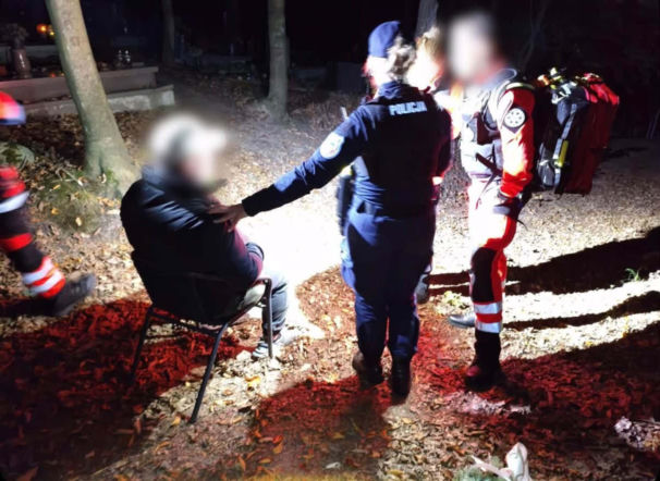 Uwięziony na cmentarzu! Niepełnosprawny 53-latek spędził tam 8 godzin. W ciemności wołał o pomoc